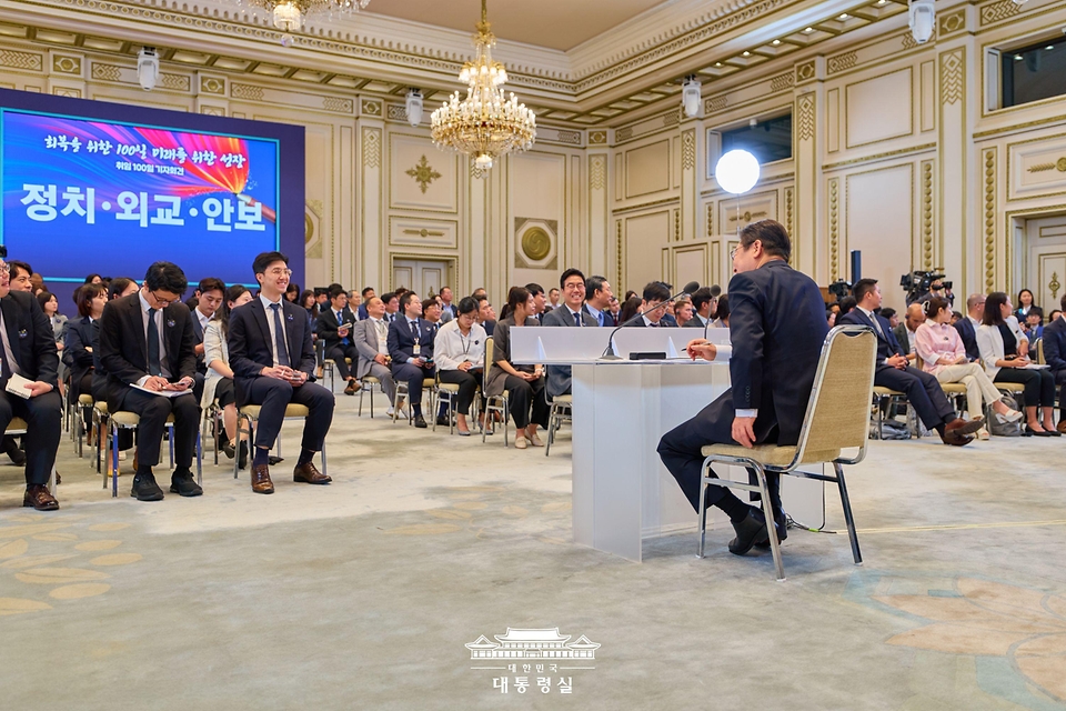 이재명 대통령이 11일 청와대 영빈관에서 열린 취임 100일 기자회견 '회복을 위한 100일, 미래를 위한 성장'에서 기자들의 질문에 답변하고 있다.