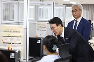 김민석 국무총리가 12일 중구 자살예방상담 시설인 한국생명존중희망재단을 방문, 전화 상담사 격려 및 간담회를 주재하고 있다.