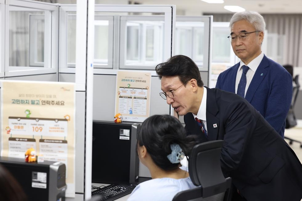김민석 국무총리가 12일 중구 자살예방상담 시설인 한국생명존중희망재단을 방문, 전화 상담사 격려 및 간담회를 주재하고 있다.