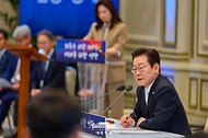 이재명 대통령이 11일 청와대 영빈관에서 열린 취임 100일 기자회견 '회복을 위한 100일, 미래를 위한 성장'에서 기자들의 질문에 답변하고 있다.