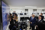 김민석 국무총리가 12일 중구 자살예방상담 시설인 한국생명존중희망재단을 방문, 전화 상담사 격려 및 간담회를 주재하고 있다.