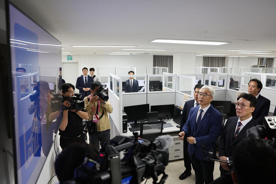 김민석 국무총리가 12일 중구 자살예방상담 시설인 한국생명존중희망재단을 방문, 전화 상담사 격려 및 간담회를 주재하고 있다.