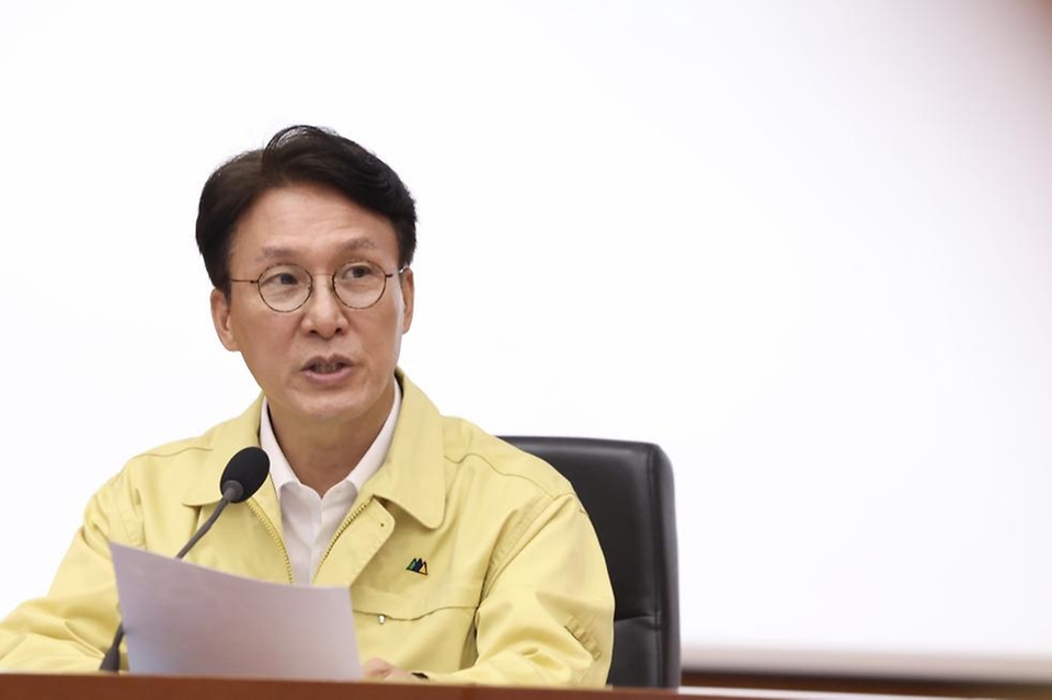 김민석 국무총리가 12일 세종대로 정부서울청사서 열린 을지연습 사후강평회의를 주재하고 있다.