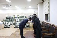 김민석 국무총리가 11일 인천 동구 한 장례식장에 마련된 해경 고(故) 이재석 경장 빈소를 찾아 조문을 하고 있다.