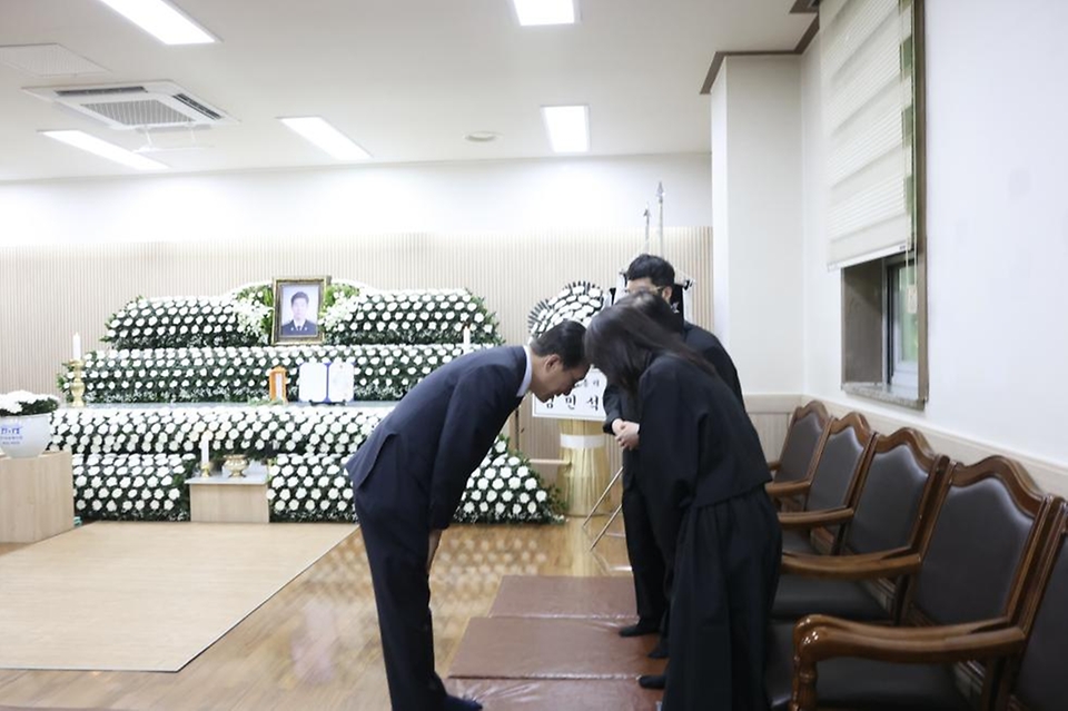 김민석 국무총리가 11일 인천 동구 한 장례식장에 마련된 해경 고(故) 이재석 경장 빈소를 찾아 조문을 하고 있다.
