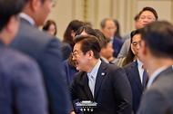 이재명 대통령이 11일 청와대 영빈관에서 열린 취임 100일 기자회견 '회복을 위한 100일, 미래를 위한 성장'에서 기자들과 인사하고 있다.