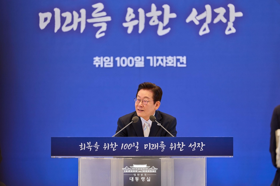 이재명 대통령이 11일 청와대 영빈관에서 열린 취임 100일 기자회견 '회복을 위한 100일, 미래를 위한 성장'에서 기자들의 질문에 답변하고 있다.