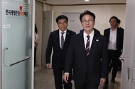 김민석 국무총리가 12일 중구 자살예방상담 시설인 한국생명존중희망재단을 방문, 전화 상담사 격려 및 간담회를 주재하고 있다.