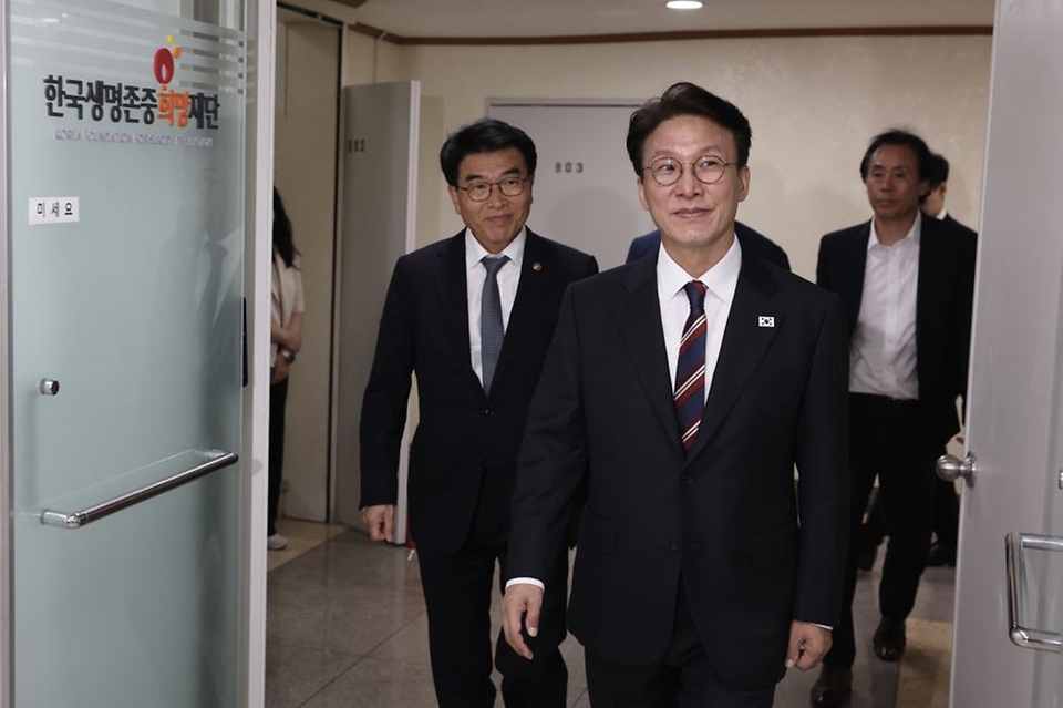 김민석 국무총리가 12일 중구 자살예방상담 시설인 한국생명존중희망재단을 방문, 전화 상담사 격려 및 간담회를 주재하고 있다.