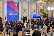이재명 대통령이 11일 청와대 영빈관에서 열린 취임 100일 기자회견 '회복을 위한 100일, 미래를 위한 성장'에서 기자들의 질문에 답변하고 있다.