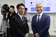 김민석 국무총리가 12일 중구 자살예방상담 시설인 한국생명존중희망재단을 방문, 전화 상담사 격려 및 간담회를 주재하고 있다.