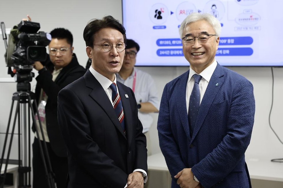 김민석 국무총리가 12일 중구 자살예방상담 시설인 한국생명존중희망재단을 방문, 전화 상담사 격려 및 간담회를 주재하고 있다.