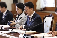 김민석 국무총리가 12일 세종대로 정부서울청사에서 열린 제9차 자살예방정책위원회 회의를 주재하고 있다.