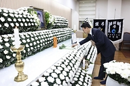김민석 국무총리가 11일 인천 동구 한 장례식장에 마련된 해경 고(故) 이재석 경장 빈소를 찾아 조문을 하고 있다.