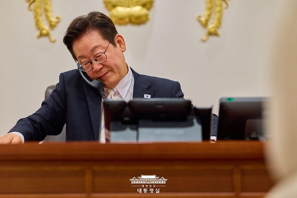 이재명 대통령이 11일 서울 용산 대통령실 청사 집무실에서 에마뉘엘 마크롱 프랑스 대통령과 전화 통화하고 있다.
