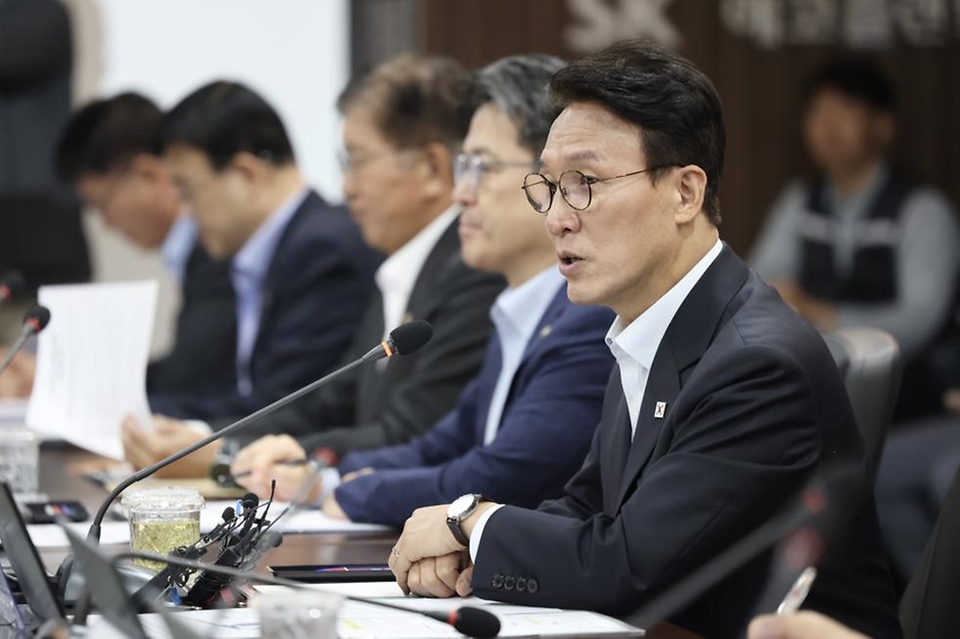 김민석 국무총리가 11일 경기도 용인시 처인구 용인 반도체 클러스터에서 열린 현장 간담회에서 모두 발언을 하고 있다.