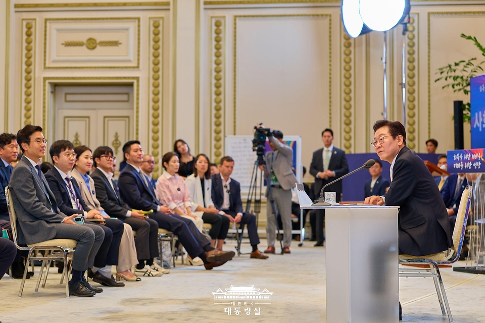 이재명 대통령이 11일 청와대 영빈관에서 열린 취임 100일 기자회견 '회복을 위한 100일, 미래를 위한 성장'에서 기자들의 질문에 답변하고 있다.