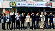송미령 농림축산식품부 장관은 9월 11일(목) 충청남도 아산시 둔포면 소재 배 생산농가와 아산원예농협 과수 거점 산지유통센터(APC)를 방문하여 추석 성수품인 햇배의 생육과 수급 상황을 점검하였습니다.