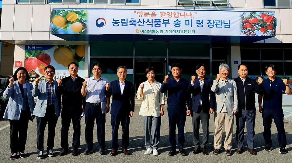 송미령 농림축산식품부 장관은 9월 11일(목) 충청남도 아산시 둔포면 소재 배 생산농가와 아산원예농협 과수 거점 산지유통센터(APC)를 방문하여 추석 성수품인 햇배의 생육과 수급 상황을 점검하였습니다.