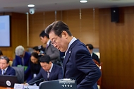 이재명 대통령이 11일 서울 용산 대통령실 청사에서 열린 수석·보좌관 회의에 참석하고 있다.