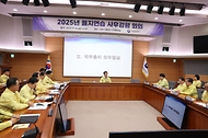 김민석 국무총리가 12일 세종대로 정부서울청사서 열린 을지연습 사후강평회의를 주재하고 있다.