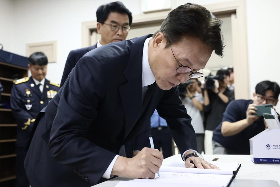 김민석 국무총리가 11일 인천 동구 한 장례식장에 마련된 해경 고(故) 이재석 경장 빈소를 찾아 조문을 하고 있다.