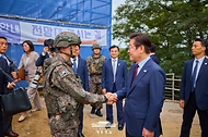 이재명 대통령이 12일 강원도 화천군 육군 제7보병사단 칠성전망대를 방문해 군 장병들을 격려하고 있다.