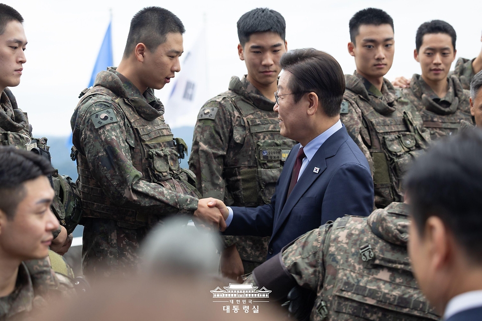 이재명 대통령이 12일 강원도 화천군 육군 제7보병사단 칠성전망대를 방문해 군 장병들을 격려하고 있다.