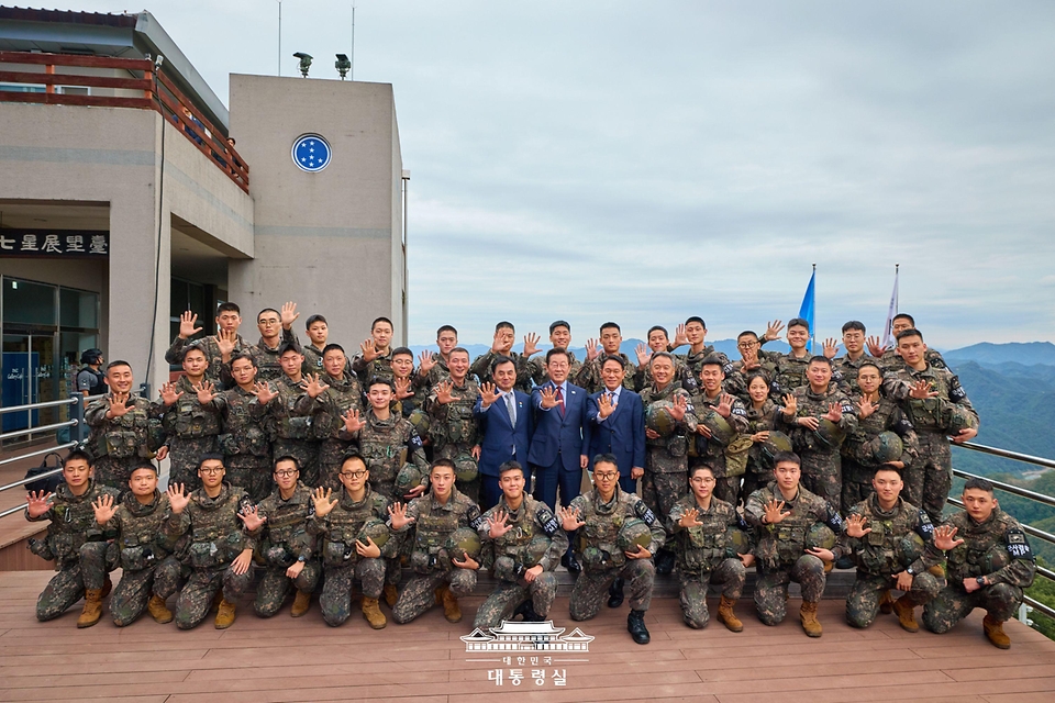 이재명 대통령이 12일 강원도 화천군 육군 제7보병사단 칠성전망대를 방문해 군 장병들과 함께 기념촬영을 하고 있다.