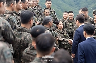이재명 대통령이 12일 강원도 화천군 육군 제7보병사단 칠성전망대를 방문해 군 장병들을 격려하고 있다.