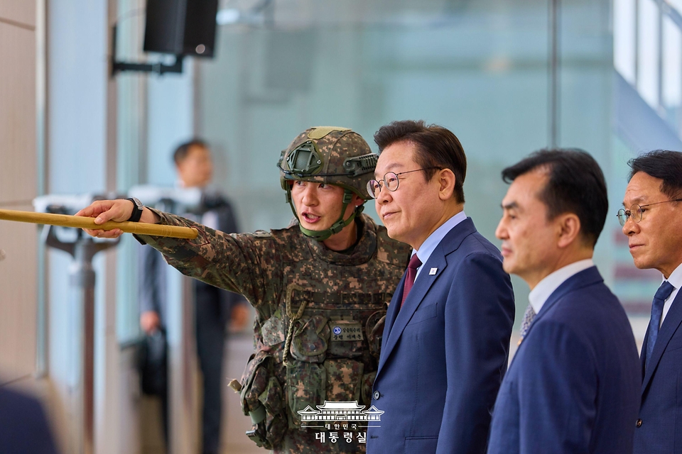 이재명 대통령이 12일 강원도 화천군 육군 제7보병사단 칠성전망대를 방문해 우리 군의 대비 태세를 점검하고 있다.