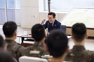 이재명 대통령이 12일 강원도 화천군 육군 제7보병사단 칠성전망대를 방문해 군 장병들과 대화하고 있다.
