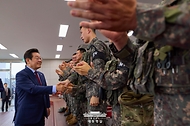 이재명 대통령이 12일 강원도 화천군 육군 제7보병사단 칠성전망대를 방문해 군 장병들을 격려하고 있다.