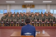 이재명 대통령이 12일 강원도 화천군 육군 제7보병사단 칠성전망대를 방문해 군 장병들을 격려하고 있다.