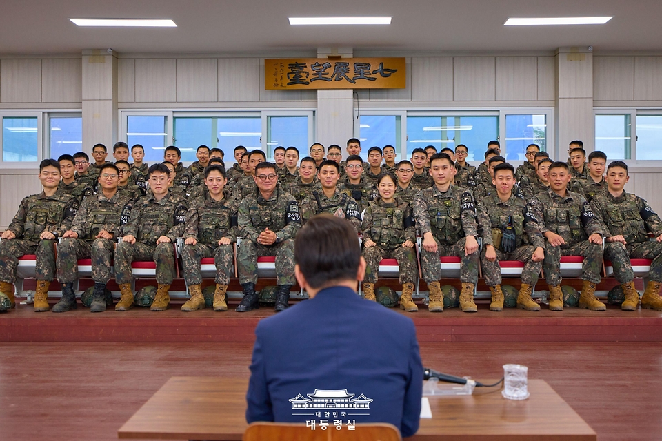 이재명 대통령이 12일 강원도 화천군 육군 제7보병사단 칠성전망대를 방문해 군 장병들을 격려하고 있다.