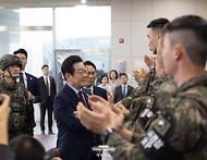 이재명 대통령이 12일 강원도 화천군 육군 제7보병사단 칠성전망대를 방문해 군 장병들을 격려하고 있다.
