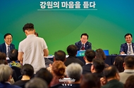이재명 대통령이 12일 강원 춘천시 강원창작개발센터에서 열린 '강원의 마음을 듣다' 타운홀 미팅에서 참석자들의 질문을 받고 있다.