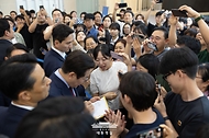 이재명 대통령이 12일 강원 춘천시 강원창작개발센터에서 열린 '강원의 마음을 듣다' 타운홀 미팅에서 참석자들에게 메세지를 남기고 있다.