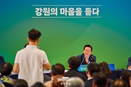 이재명 대통령이 12일 강원 춘천시 강원창작개발센터에서 열린 '강원의 마음을 듣다' 타운홀 미팅에서 참석자들의 질문을 받고 있다.
