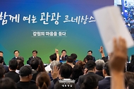 이재명 대통령이 12일 강원 춘천시 강원창작개발센터에서 열린 '강원의 마음을 듣다' 타운홀 미팅에서 참석자들의 질문을 받고 있다.