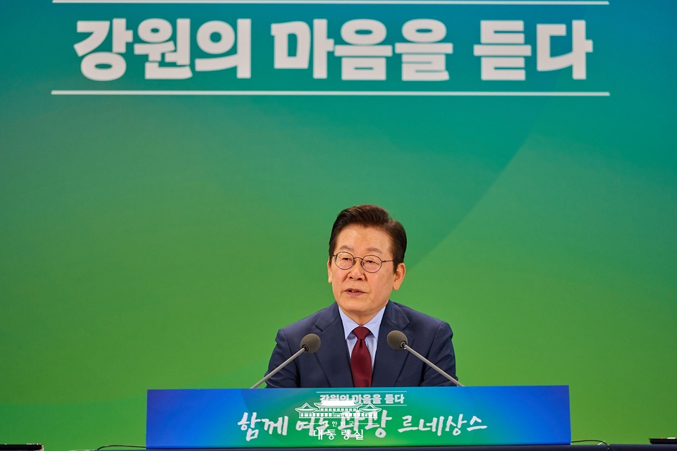 이재명 대통령이 12일 강원 춘천시 강원창작개발센터에서 열린 '강원의 마음을 듣다' 타운홀 미팅에서 발언하고 있다. 
