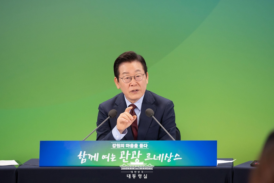 이재명 대통령이 12일 강원 춘천시 강원창작개발센터에서 열린 '강원의 마음을 듣다' 타운홀 미팅에서 발언하고 있다. 