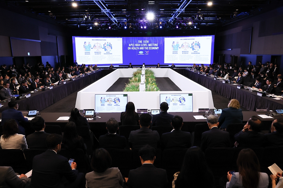 아시아태평양경제협력체(APEC) 보건과경제고위급회의가 15일부터 이틀간 서울 신라호텔에서 열렸다. 회의에는 21개 회원경제 장·차관 등 고위급 인사, 세계보건기구 서태평양사무처(WHO WPRO), 경제협력개발기구(OECD), 아시아 개발은행(ADB) 등 국제기구 인사와 기업인 등 480여 명이 참석했다. 16일 정은경 보건복지부 장관이 의장으로 회의를 주재하고 있다.