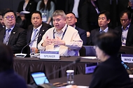 아시아태평양경제협력체(APEC) 보건과경제고위급회의가 15일부터 이틀간 서울 신라호텔에서 열렸다. 회의에는 21개 회원경제 장·차관 등 고위급 인사, 세계보건기구 서태평양사무처(WHO WPRO), 경제협력개발기구(OECD), 아시아 개발은행(ADB) 등 국제기구 인사와 기업인 등 480여 명이 참석했다. 16일 정은경 보건복지부 장관이 의장으로 회의를 주재하고 있다.
