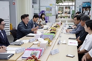 이승돈 농촌진흥청장은 9월 12일, 경기 화성시 송산면에 있는 포도 스마트팜 선도 농가 ㈜농업회사법인 팜스토리를 방문해 국내 육성 신품종 포도 재배 현황과 데이터에 기반한 농장 운영 상황을 살폈다. 