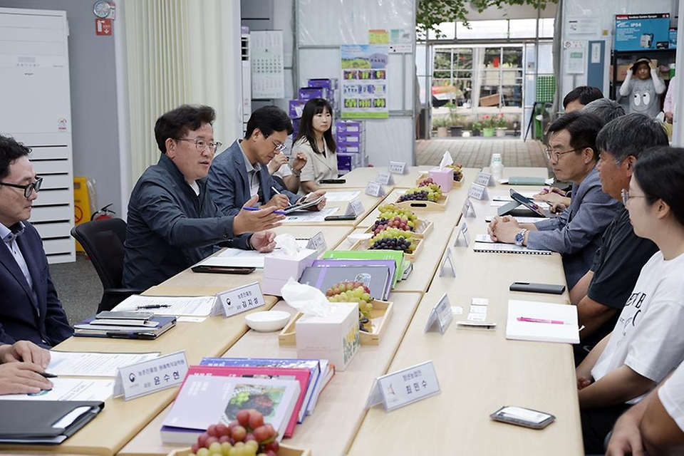 이승돈 농촌진흥청장은 9월 12일, 경기 화성시 송산면에 있는 포도 스마트팜 선도 농가 ㈜농업회사법인 팜스토리를 방문해 국내 육성 신품종 포도 재배 현황과 데이터에 기반한 농장 운영 상황을 살폈다. 