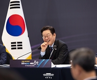 이재명 대통령이 15일 서울 성북구 한국과학기술연구원(KIST)에서 열린 제1차 핵심규제 합리화 전략회의에서 미소를 짓고 있다.
