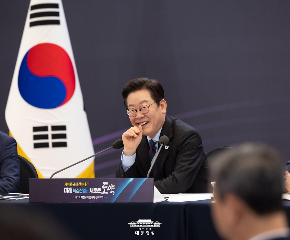 이재명 대통령이 15일 서울 성북구 한국과학기술연구원(KIST)에서 열린 제1차 핵심규제 합리화 전략회의에서 미소를 짓고 있다.
