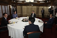 김민석 국무총리가 14일 삼청동 총리서울공관에서 열린 당·정·대(더불어민주당·정부·대통령실) 고위급 만찬회동에 참석하고 있다.