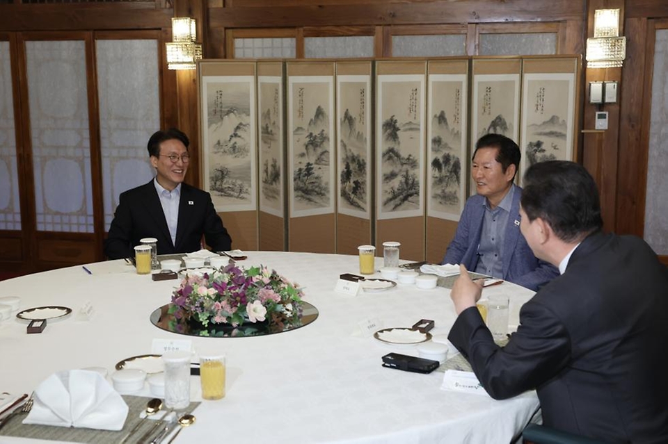 김민석 국무총리가 14일 삼청동 총리서울공관에서 열린 당·정·대(더불어민주당·정부·대통령실) 고위급 만찬회동에 참석하고 있다.